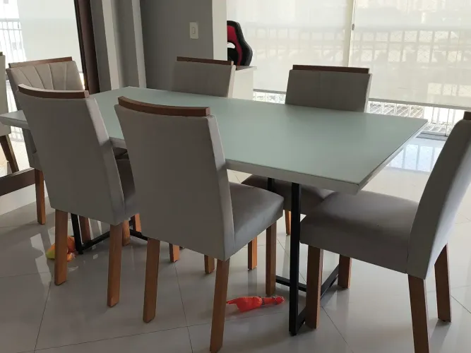 Mesa retangular branca com 6 cadeiras impecável