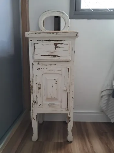 Mesinha de cabeceira rústica, em patina