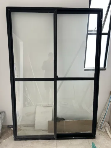 Porta de correr em alumínio preto com vidro