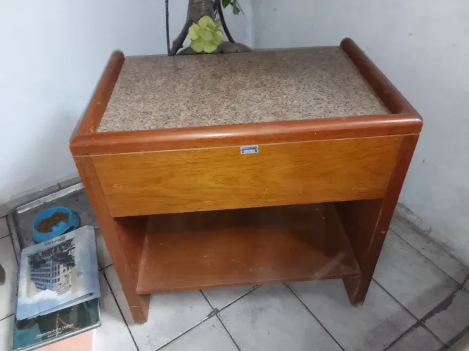 Mesa de apoio em madeira com tampo de granito