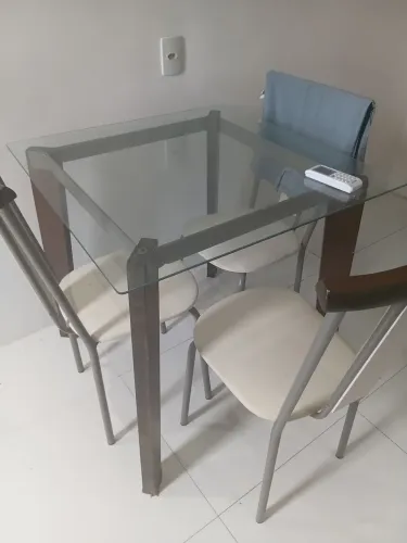 Mesa de vidro com 4 cadeiras