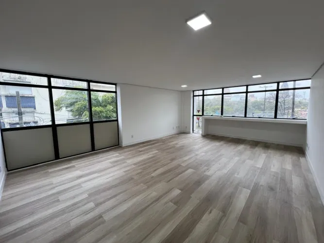 Sala comercial reformada e elevador no bairro Bom Fim.