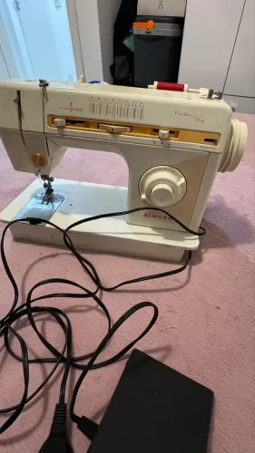 Máquina de costura Singer Facilita Plus + bobinas