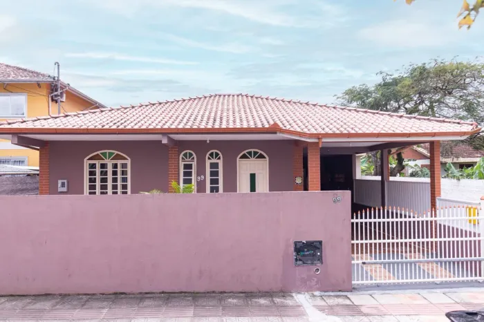 Casa 3 dormitórios com pátio.