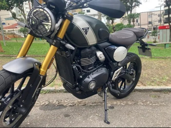 SERRÊ E LÉO MOTOS TRIUMPH ESCRAMBLER 400 X 2024 COM BAIXO KM.