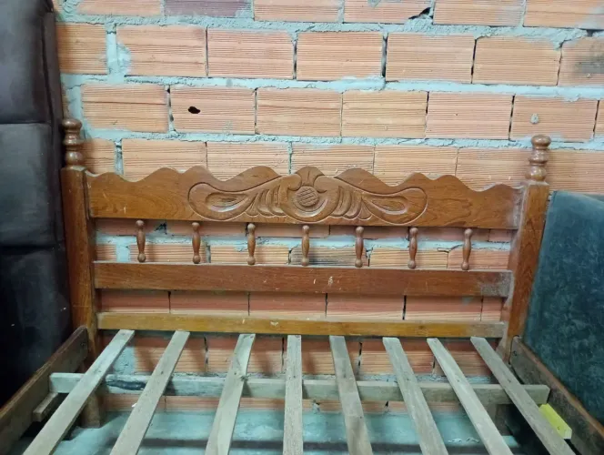 Cama de madeira casal