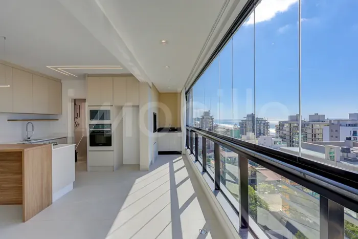 Apartamento com vista mar no Edifício Ilha de Maui na Praia Brava