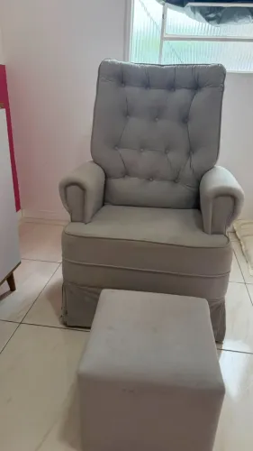 Poltrona de Amamentação Bliss Baby Barbara Balanço com Puff Suede Cinza