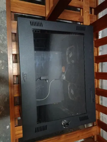 Rack de rede preto, usado, com 52,5 cm de largura, 39 cm de altura e 41 cm de profundidade
