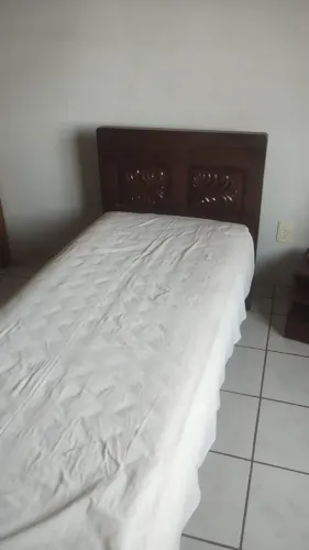 Vende-se cama de madeira