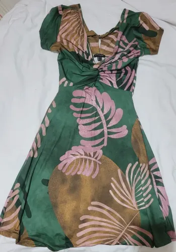 Vestido Zinzane com estampa de folhagem Magnolia e detalhe de nó no busto. Tamanho P