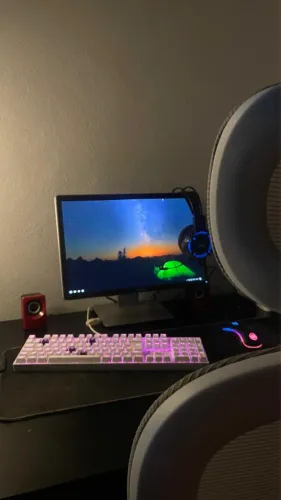 PC GAMER COM MESA E CADEIRA