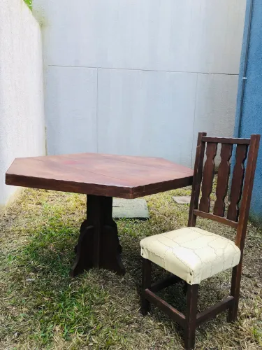 Mesa com seis cadeiras de madeira maciça