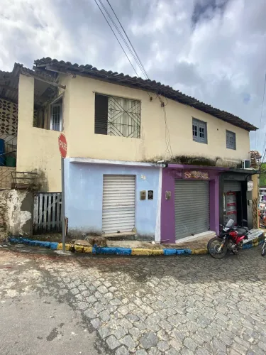 Casa primeiro andar com duas loja abaixo  