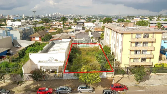 Terreno Comercial na Rua Lamenha Lins | 495m² | 15m de Frente | Alto Potencial