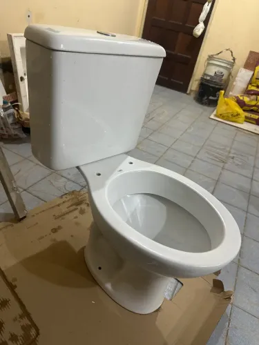 Vaso sanitário completo da CELITE, sem marcas de uso, semi novo.