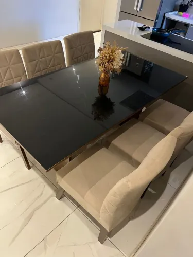 Conjunto de Mesa com 4 cadeiras estofadas