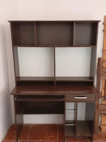 Estante com mesa de computador