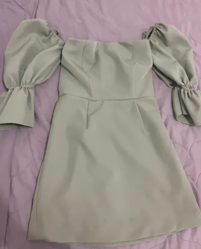 Vestido verde com mangas bufantes