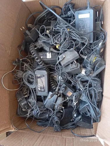 Diversas fontes e carregadores de 12 volts