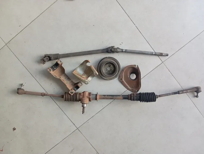 Vendo setor do uno quadrado ou Fiorino de direção mecânica.e algumas peças.. 