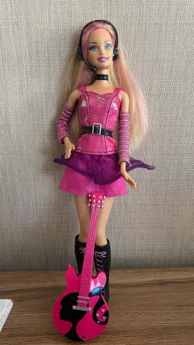 Esta boneca Mattel Barbie "I Can Be... Rock Star"