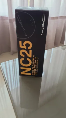Base MAC NC25 lacrada 