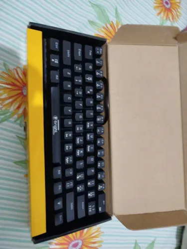 Teclado novo não faz nem um mês que comprei não tô usando tá na caixa e tudo