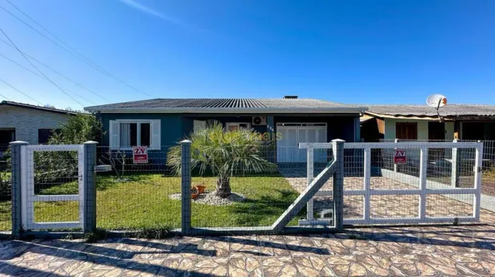 Casa semi-mobiliada com churrasqueira e piscina em Xangri-Lá - Oportunidade de compra REF: