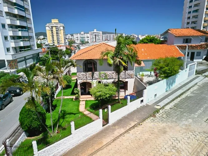 Casa de Esquina com 4 Quartos (1 Suíte) de 2 Pavimentos no Centro de Barreiros em São José