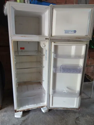 Vendo geladeira Electrolux 200 reais.