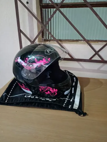 Capacete feminino semi novo