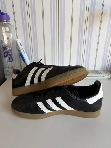 Tênis Adidas Gazelle BZ0026 de couro