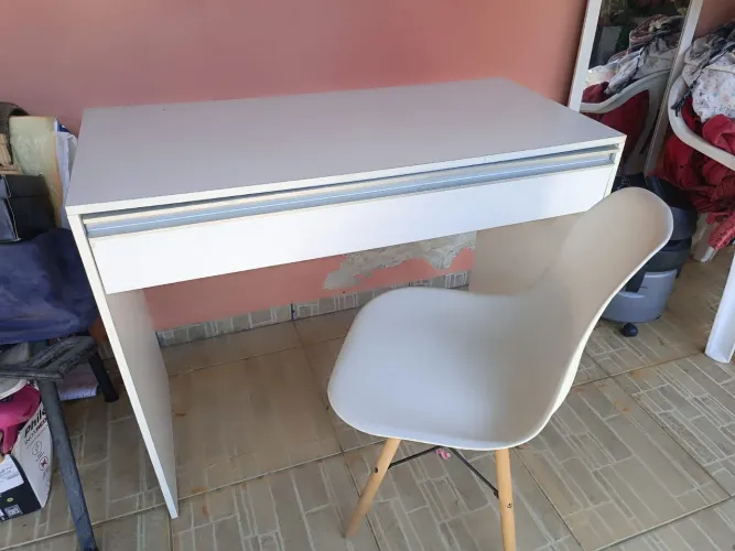 Mesa e cadeira/ escrivaninha 