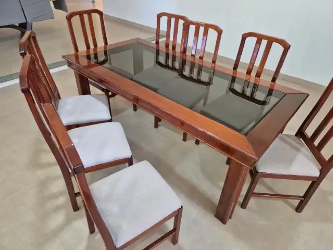 Mesa de jantar semi nova