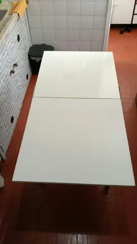 Mesa dobrável e 2 banqueta
