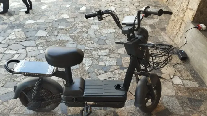 Moto Elétrica 500W com Cestinha - Boa para Deslocamentos Curtos