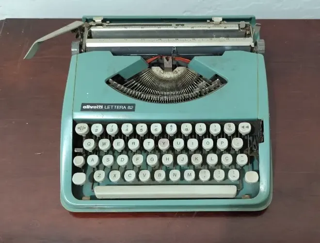 Máquina de escrever portátil Olivetti 82 (leia a descrição !!!)