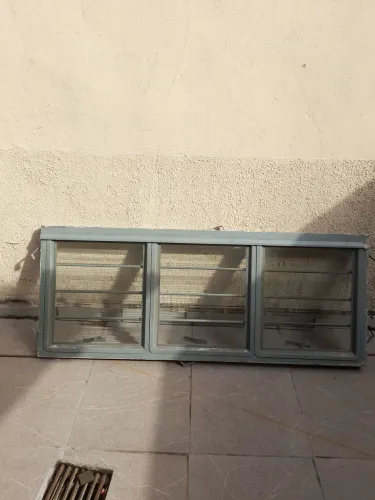 Janela basculante para cozinha ou banheiro em ferro com grade