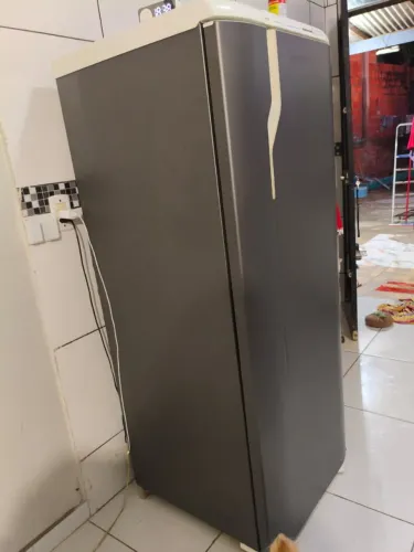 Vendo geladeira em perfeito estado e bem conservada