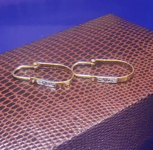 Brincos Ouro Branco e Amarelo 18 Kilates Peso 1.40 Gramas Uma pedra de Diamante em Cada Ar