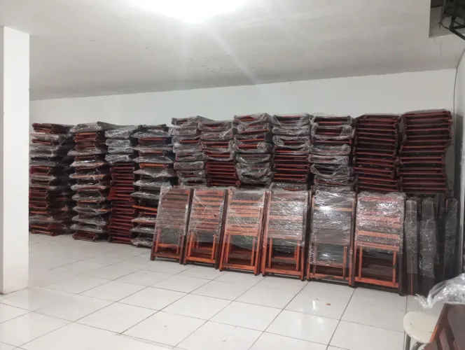 Mesa e cadeiras dobráveis de madeira (O conjunto)