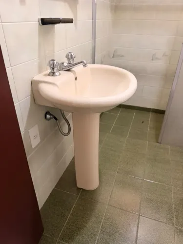 Conjunto pia vaso sanitário e metais