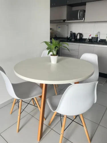 Kit mesa de jantar com 4 cadeiras, estante e buffet