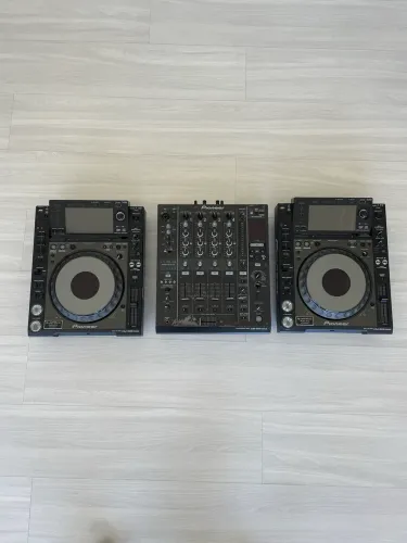 Vendo somente o Kit completo com CDJ 2000 nxs1 e DJM 900 nxs1