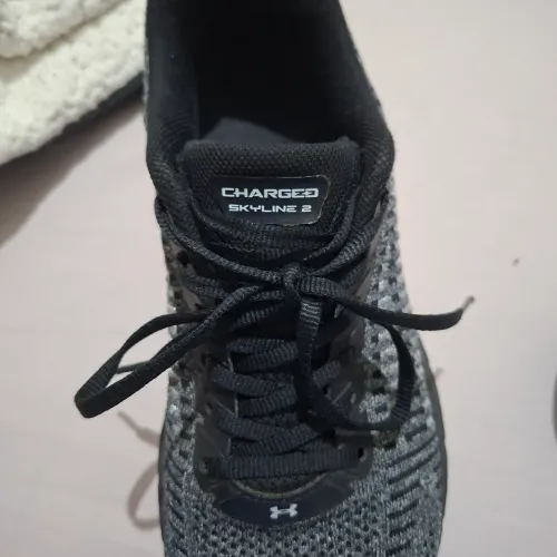 VENDO TENIS Under Armour Charged Skyline 2