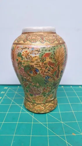 Lindo Vaso Decorativo Oriental Estilo Satsuma - Peça Vintage Rica em Detalhes