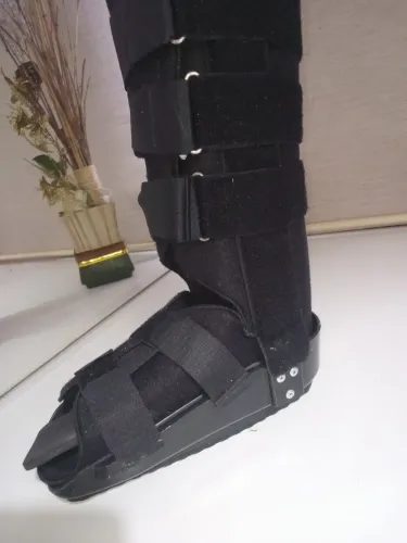 Bota mobilizadora bilateral,serve pra o lado pra ambos os lados (grande)do 40/43 (Nova).