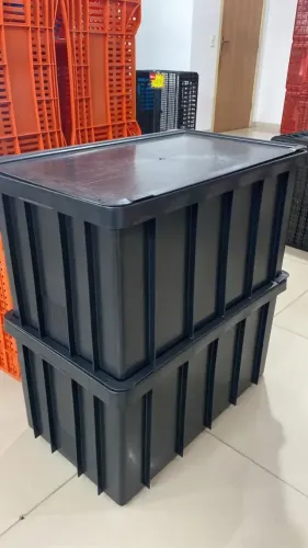 Caixas plásticas fechadas para organização e transporte de produtos