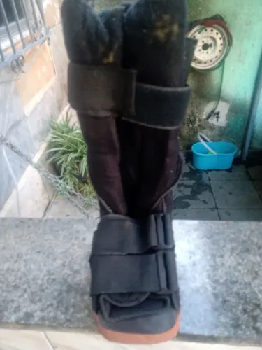 Bota imobilizadora ortopédica.